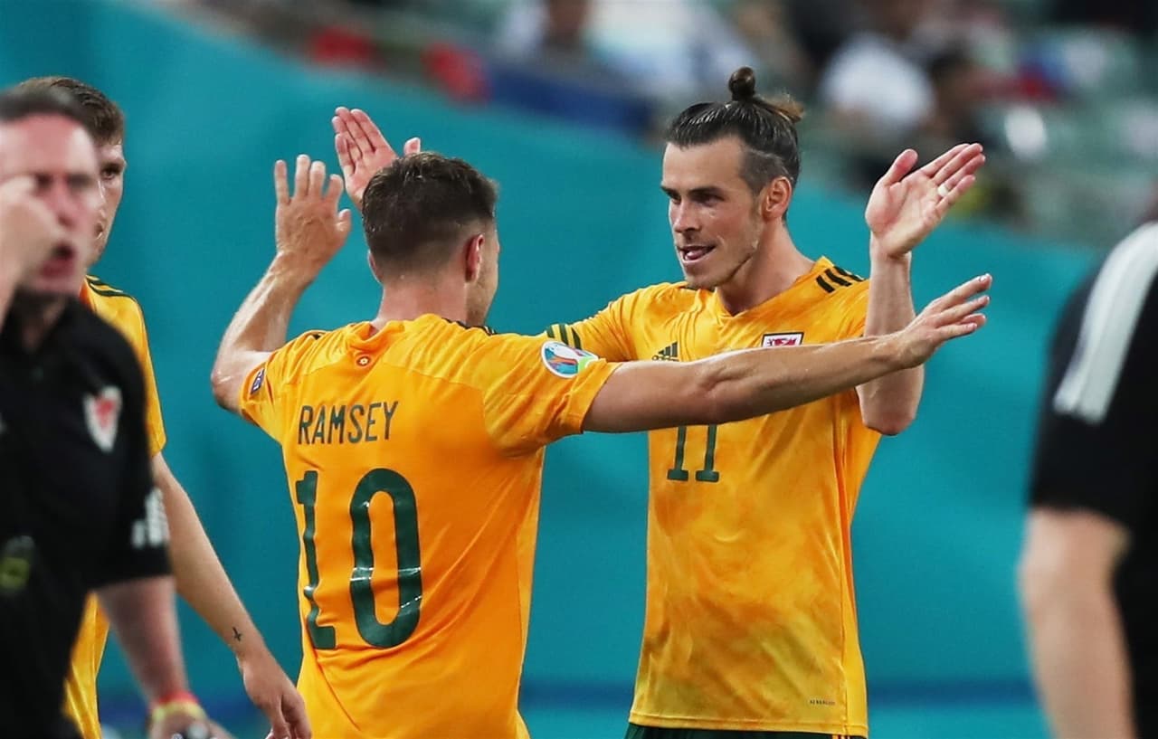 Gales logra derrotar 2-0 a Turquía en su partido inaugural del Grupo A en la Euro 2020. Con goles de Aaron Ramsey y Connor Roberts, los 'Dragones' suman sus tres primeros puntos en la tabla. Gareth bale hizo doble asistencia pero falla penalti.