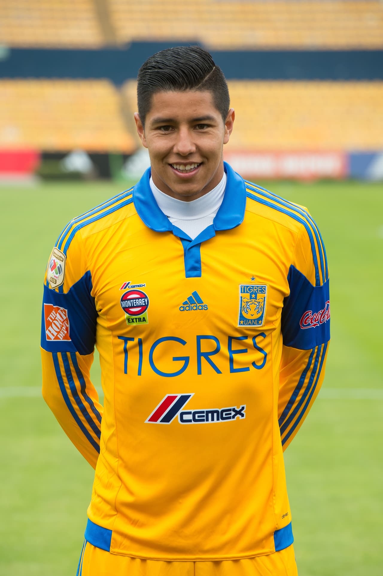 Hugo Ayala, de Tigres, provocó un penal en contra del equipo felino al tocar el balón con la mano dentro del área, perdiendo 2-1 ante Santos.