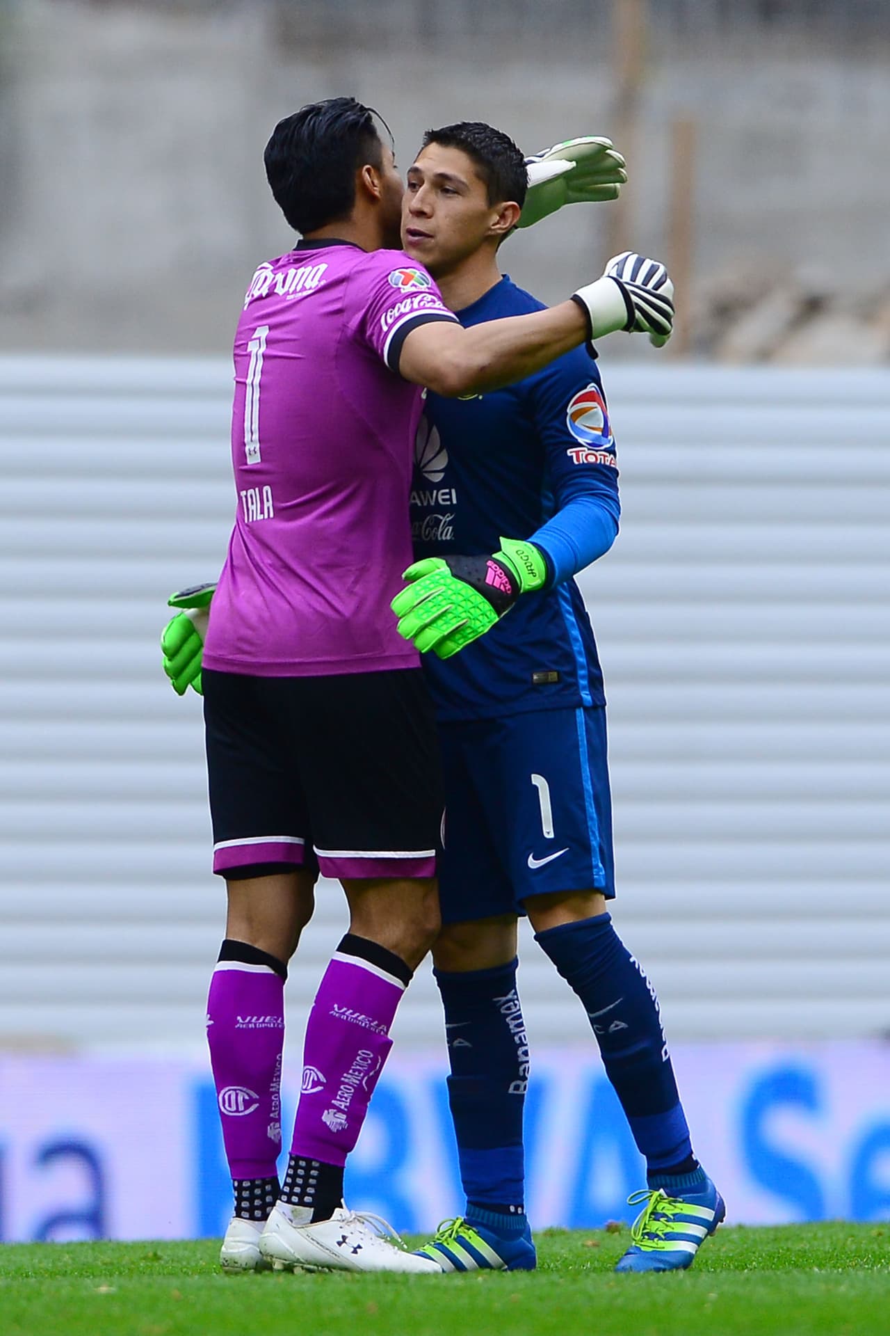 El joven arquero del América, Hugo González, no pudo evitar detener el gol que derivó en la derrota ante Toluca en el estadio Azteca.