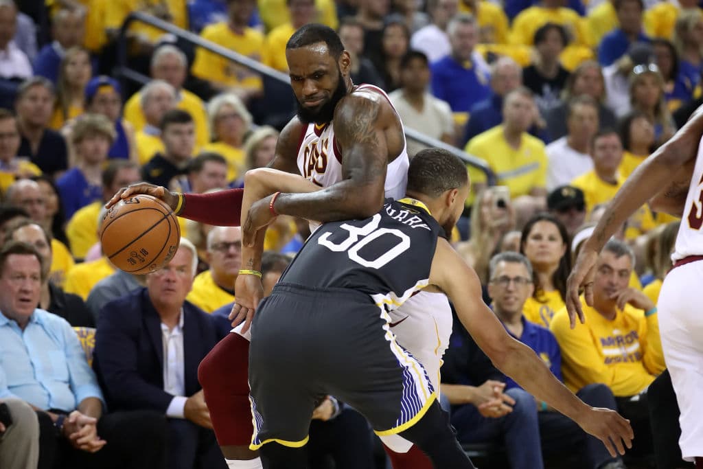 Y a pesar de esa sofocante marca de la que fue objeto LeBron, respondió con 29 puntos, 13 asistencias y nueve rebotes, quedándose cerca de un triple doble.