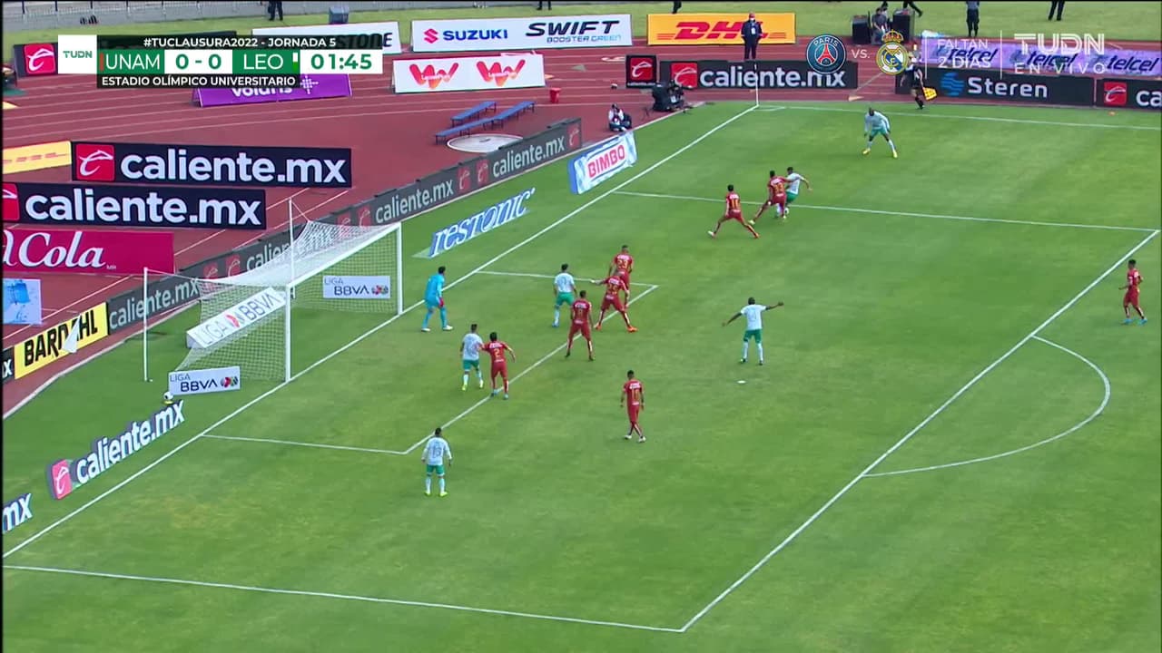 ¡CERCA! Jean Meneses disparó que se estrella en el poste.