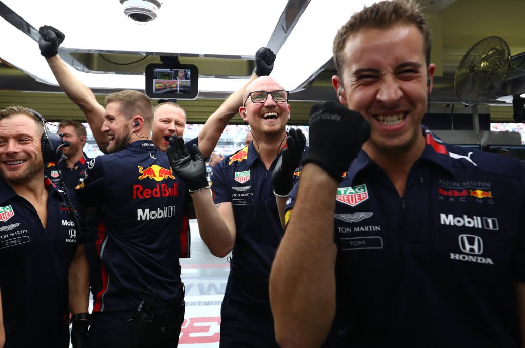 Max Verstappen saldará el domigo en la primera posición y por detrás vendrá Ferrari con Leclerc en la segunda posición y Vettel en la tercera.