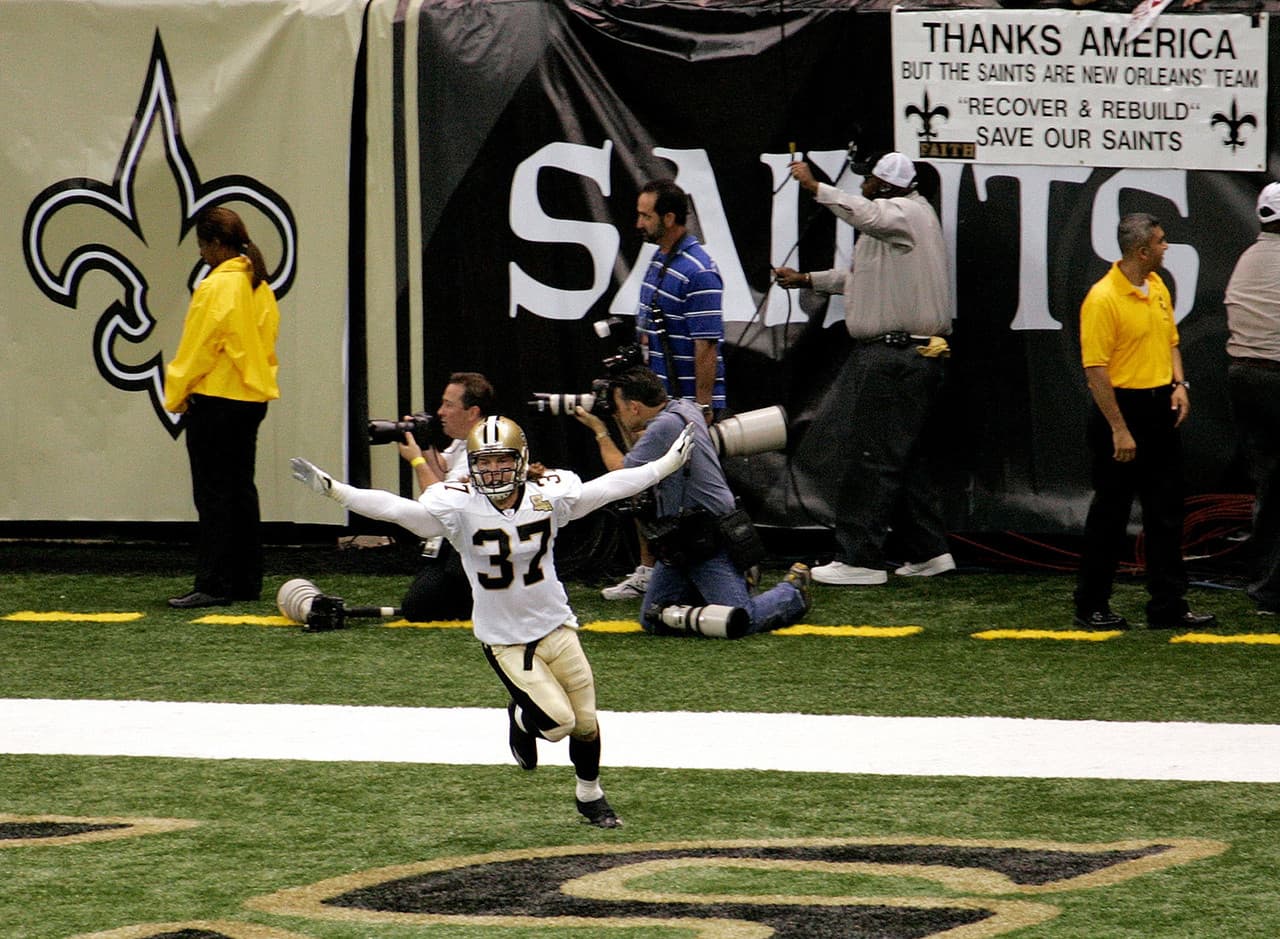<b>Renacimiento</b>
<br>El safety Steve Gleason (37) de los New Orleans Saints corre a través de la zona de anotación después de bloquear una patada de despeje de los Atlanta Falcons en el primer cuarto de su partido de NFL en el recién reabierto Superdome de Louisiana después del Huracán Katrina en Nueva Orleans. Los Santos recuperaron para lograr un touchdown.