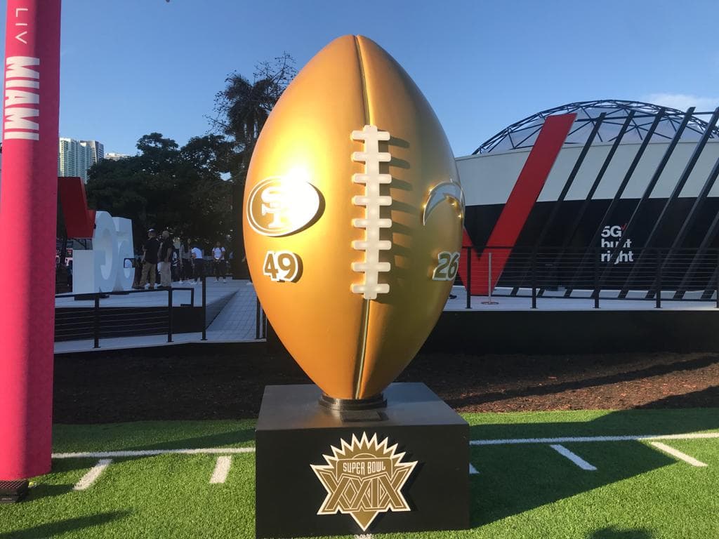 Los aficionados a la NFL pueden disfrutar un espacio para ellos antes del Super Bowl LIV entre San Francisco y Kansas City.