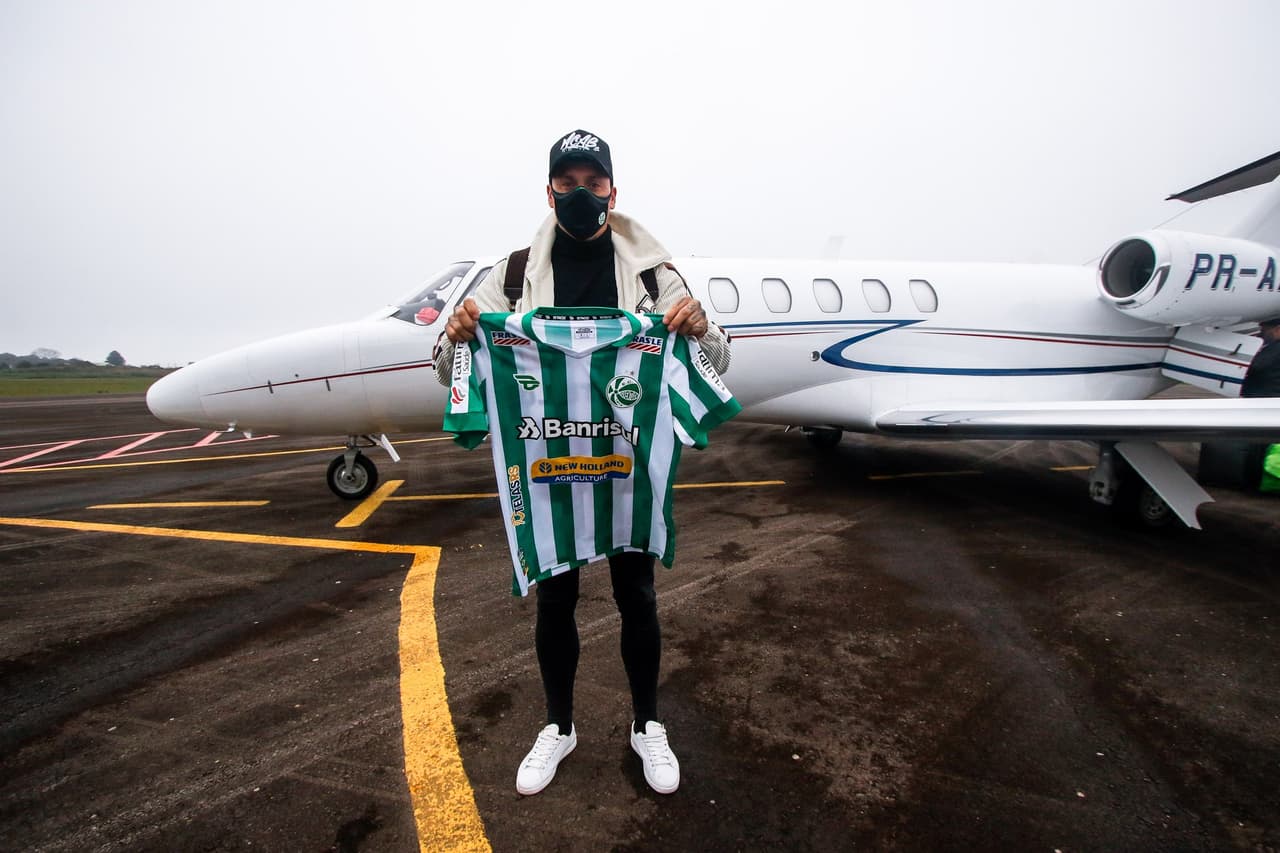 Nicolás Castillo presume playera y número con Juventude