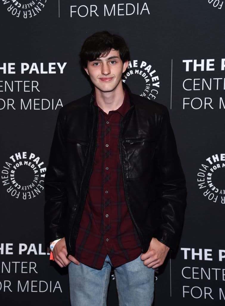 Mills también aprovecha la oportunidad para reparar la relación entre los dos protagonistas.
<br>