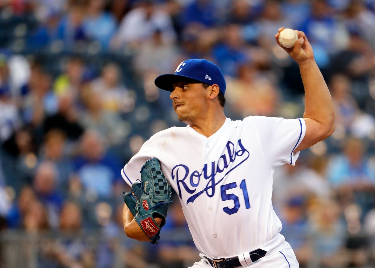 OAK 1 – 3 KC: Jason Vargas se llevó la victoria en el encuentro tras lanzar 7.2 entradas en las que no permitió carrera limpia.