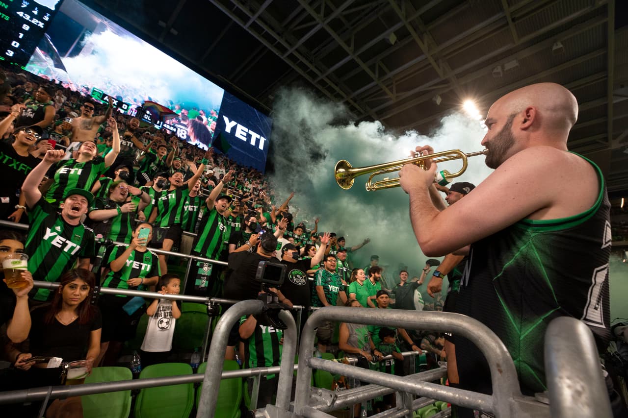 La banda sonó tan bien como en cada partido del club de la capital texana.
<br>