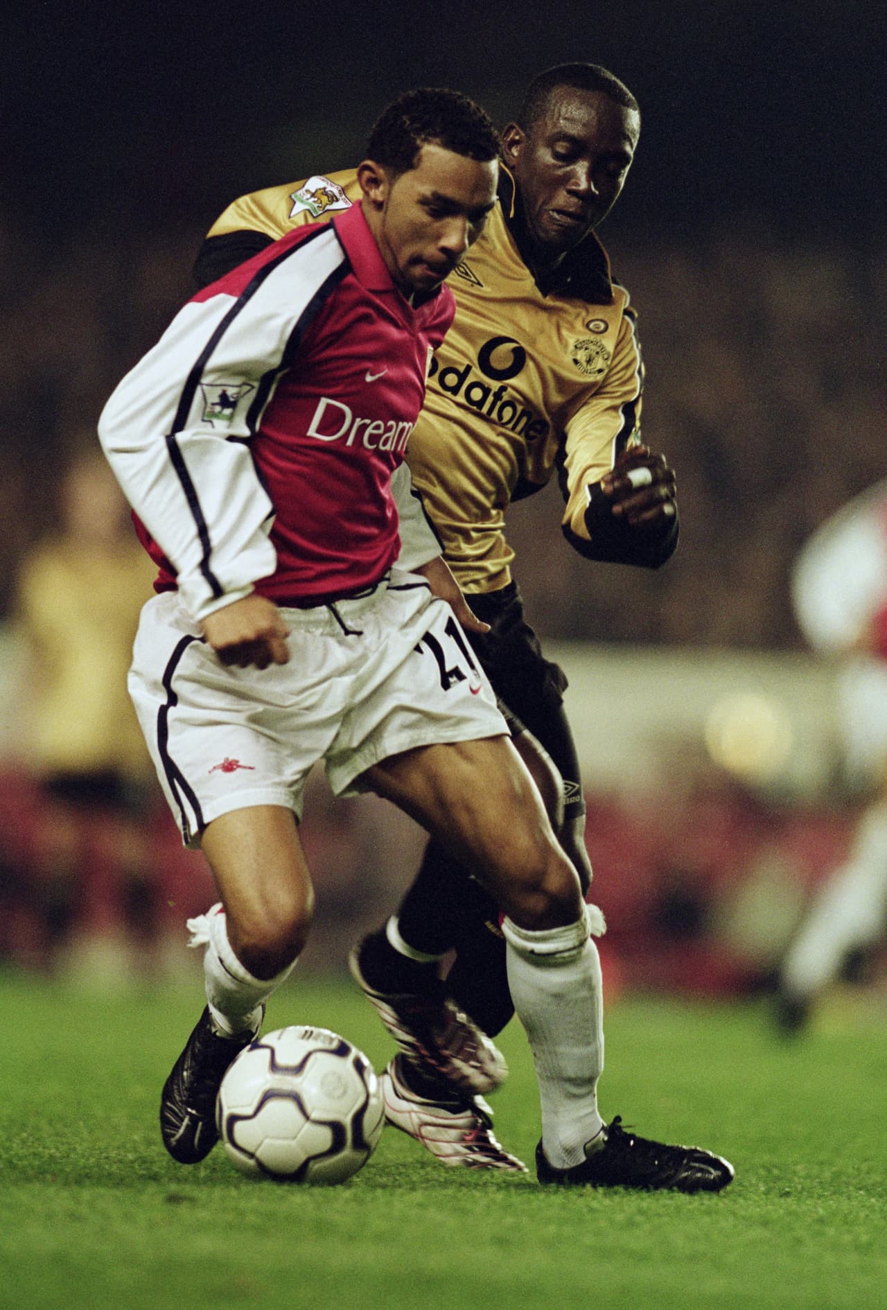 Sin embargo, el técnico Arsene Wegner se molestó porque el jugador llegaba tarde a los entrenamientos y aunque fue cedido al Leeds United en 2003, volvió al Arsenal, de donde salió en 2004.