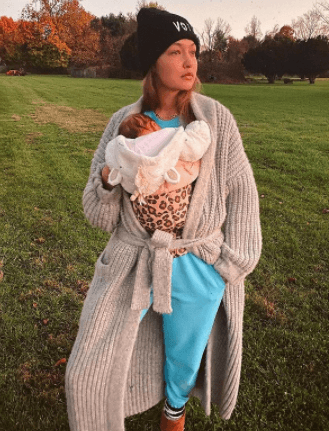 Compartió una foto en sus redes posando con su hija usando gorro negro, chándal azul y cárdigan, mientras sostiene a su niña con un vestido con estampado de leopardo.