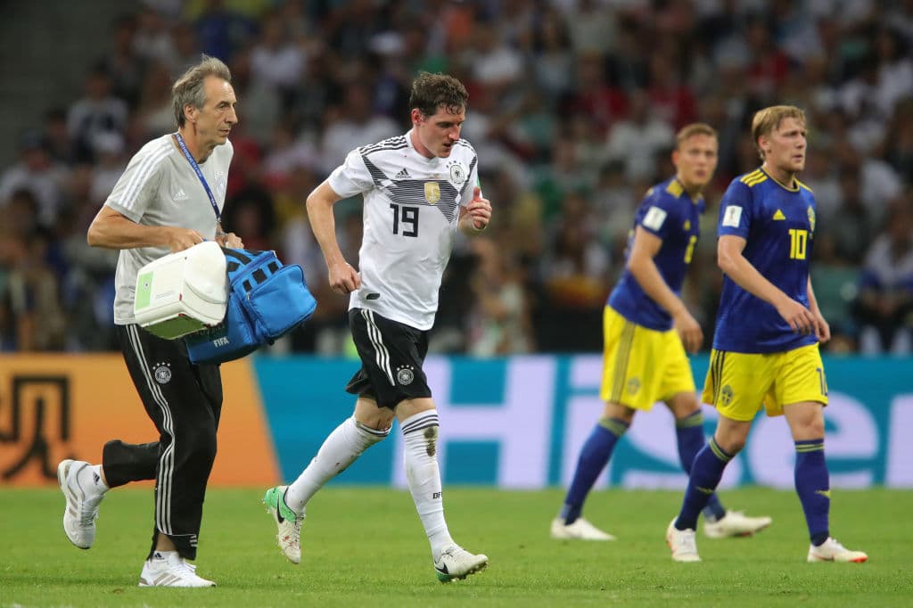 En una jugada accidentada y lamentable, el jugador alemán Sebastian Rudy recibió una patada en la cara por un jugador sueco, sin mala intención, pero le impidió seguir. Lo remplazó Ilkay Gündogan.