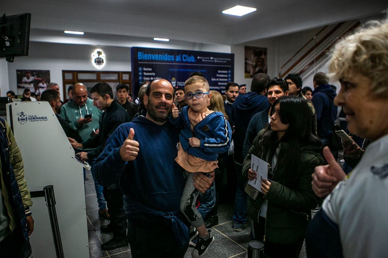 La hinchada no tiene edad para apoyar a su equipo.