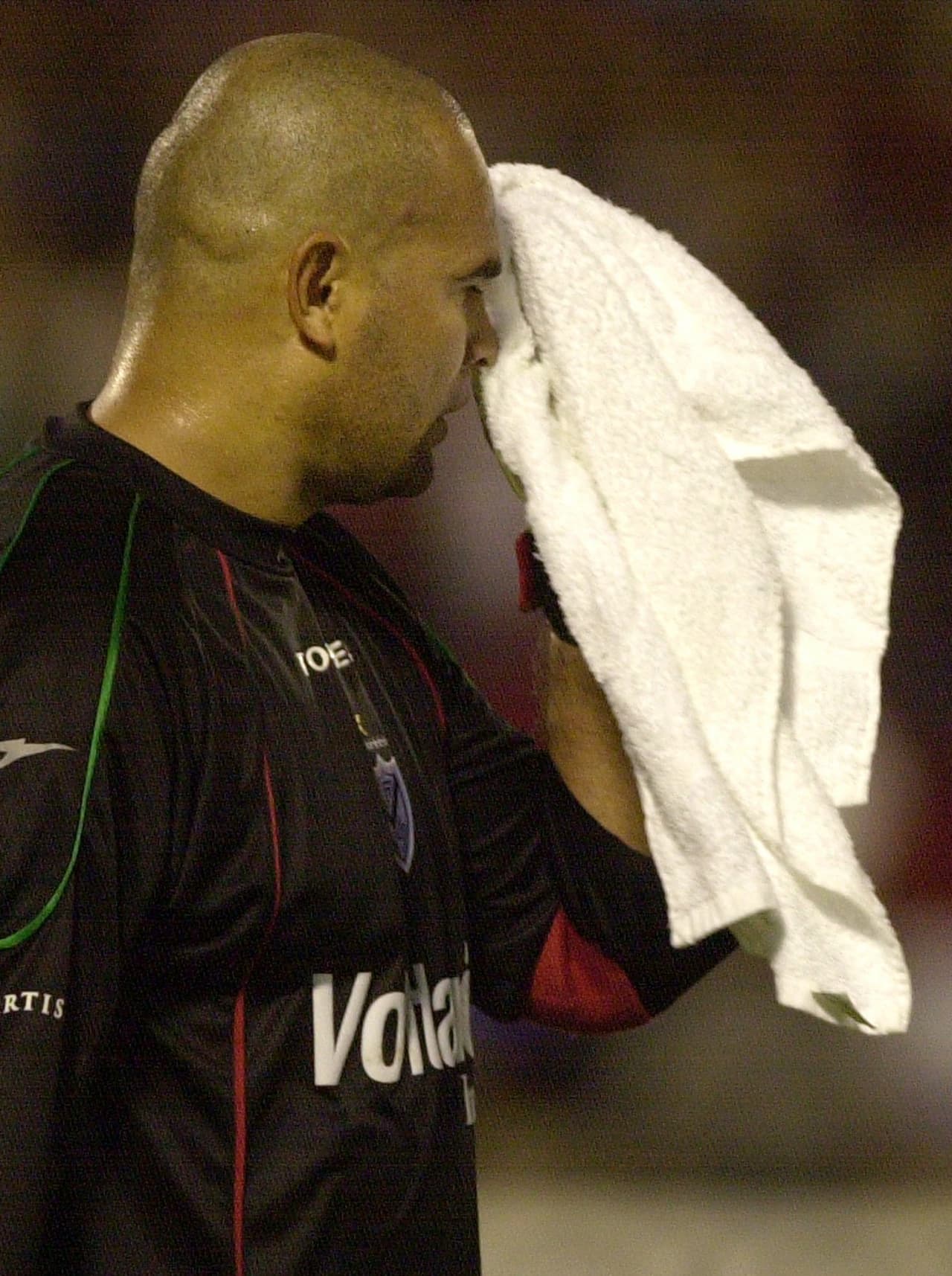 Al año siguiente, con Vélez Sarsfield en Copa Libertadores, decidió salir de su retiro para ayudar al club de sus amores y en el cual es ídolo. Al final del año colgó los guantes de manera definitiva.