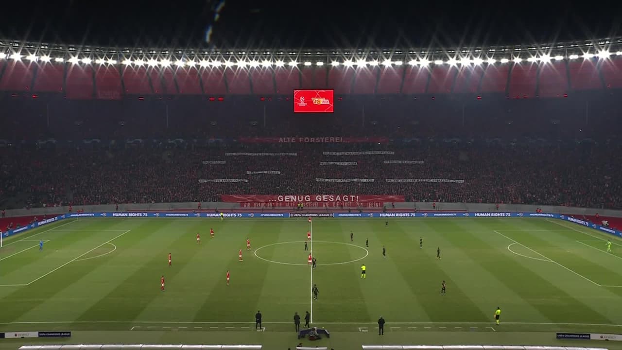 Arranca el partido y la pelota está en juego.