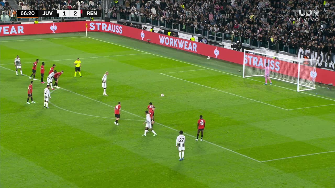 ¡GOL!  anota para Juventus. Nick Woltemade