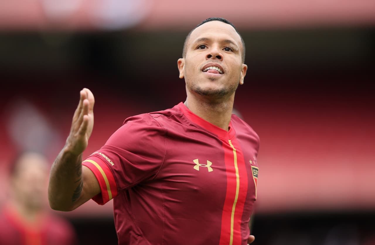SAO PAULO, BRAZIL - OCTOBER 18: Luis Fabiano of Sao Paulo celbrates scoring the first goal during the match between Sao Paulo and Vasco for the Brazilian Series A 2015 at Estadio do Morumbi on October 18, 2015 in Sao Paulo, Brazil. (Photo by Friedemann Vogel/Getty Images)