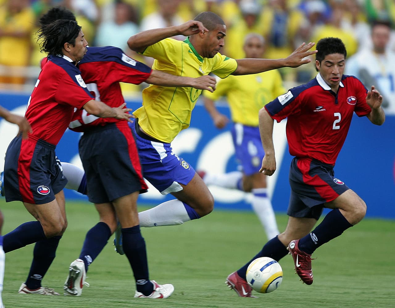 Una Chile desdibujada se vio superada en todos los aspectos por Brasil y Adriano aprovechó cada error.