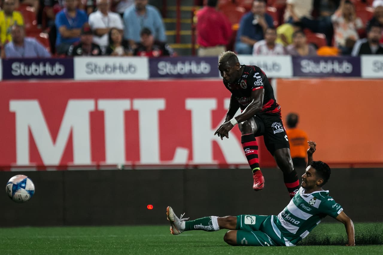 En las postrimerías del partido, a los 89 minutos, el ecuatoriano Erick Castillo, quien entró de cambio, con potente tiro cruzado en el área, adelantó 2-1 a los Xolos. Acariciaban el triunfo.