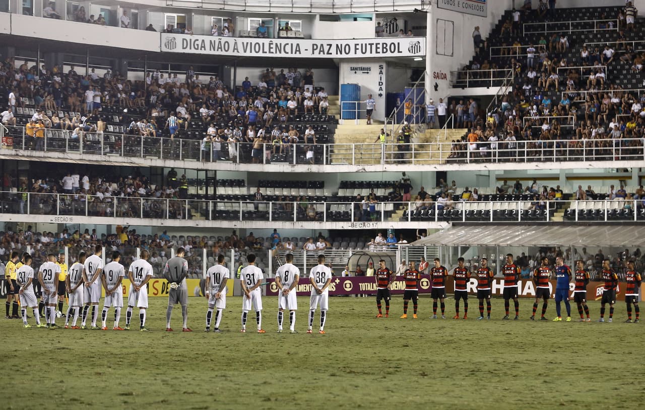 Sin embargo, los estadios vacíos son comunes en Brasil, incluso en partidos entre equipos grandes: este es un Santos FC contra Flamengo en un Estadio Urbano Caldeira a medio llenar.
