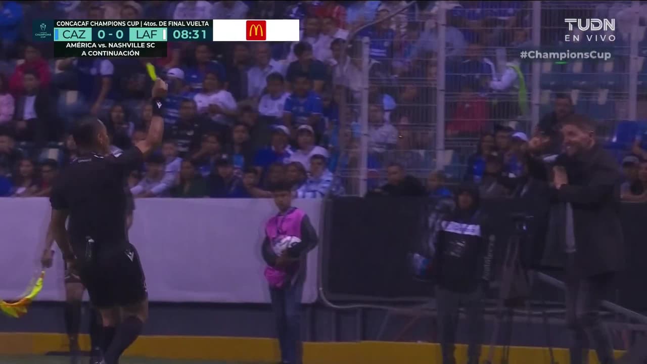 ¡Ni 10 minutos y Larcamón ya fue amonestado! El DT de La Máquina explota vs. el árbitro