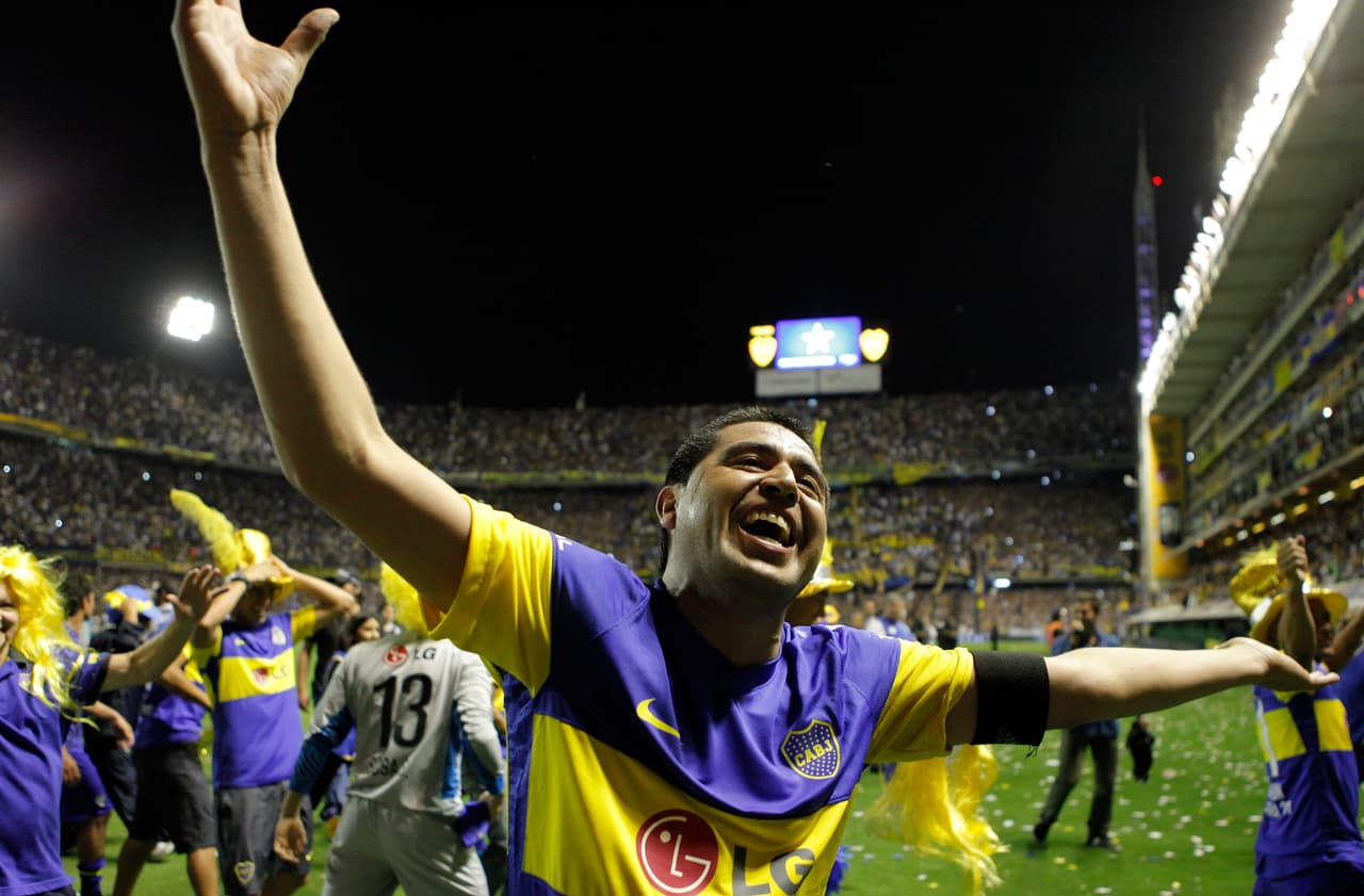 BUENOS AIRES, ARGENTINA - DECEMBER 04: Riquelme of Boca Juniors celebrate after a match between Boca Juniors and Banfield as part of the championship IVECO Bicentenario Apertura 2011 at the Bomonera Stadium on Dicember 04, 2011, Buenos Aires, Argentina. (Photo by Gabriel Rossi/LatinContent/Getty Images)