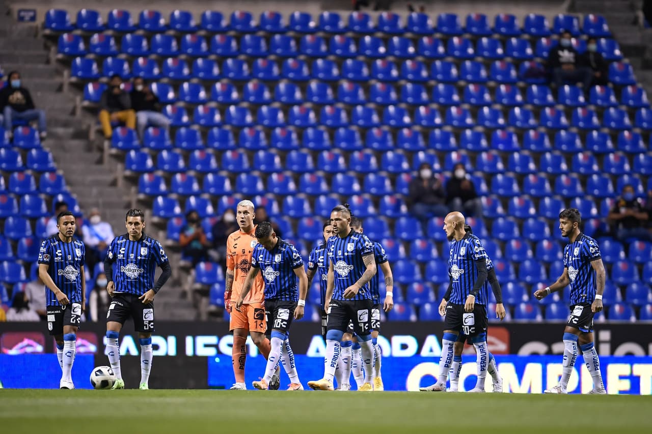 Del otro lado, los Gallos de Querétaro se encontraban en el mismo dilema, ya que sin conocer la victoria en el Apertura 2021 pretendían sorprender de visitantes.