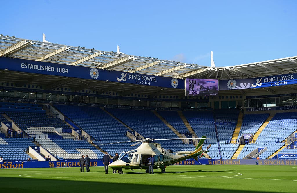 El helicóptero en el que el tailandés dueño del Leicester viajaba con más integrantes del club se precipitó a tierra minutos después de despegar del King Power Stadium.