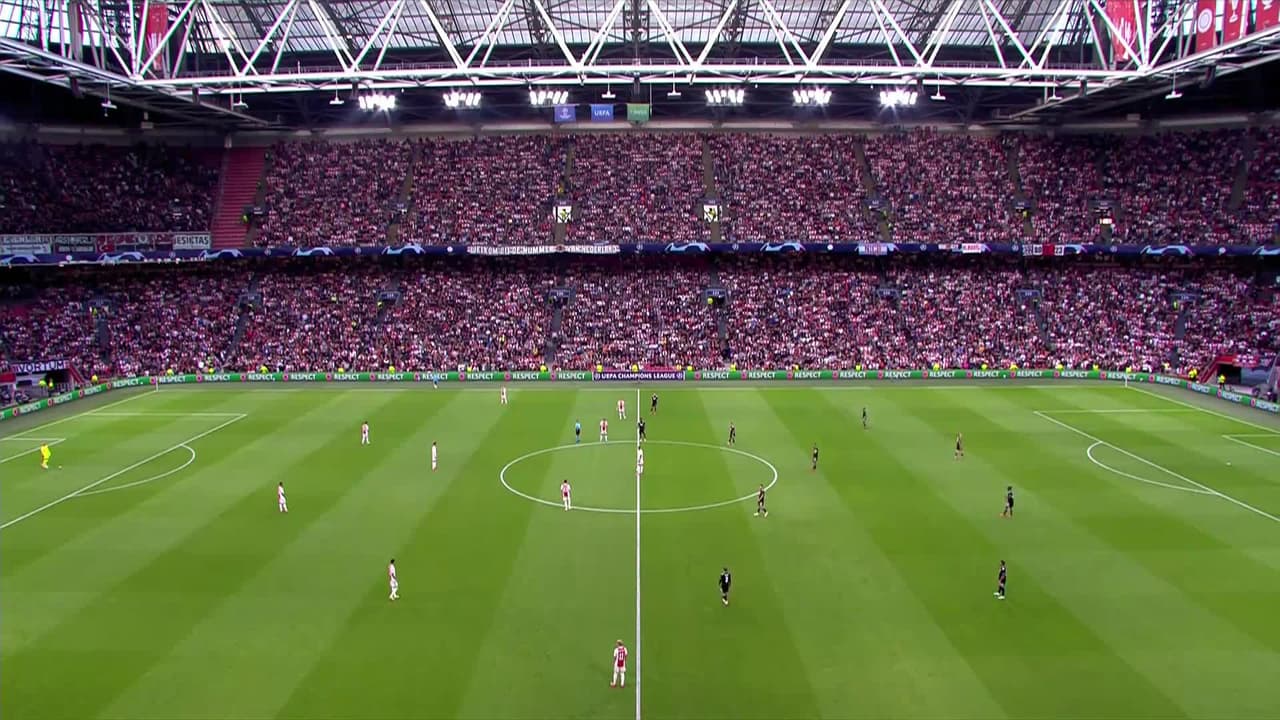 Arranca el partido y la pelota está en juego.