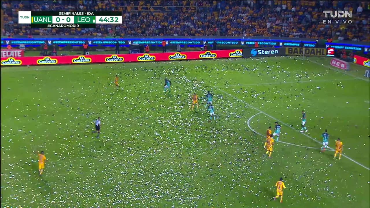 ¡TIRO ATAJADO! disparo por Javier Aquino.