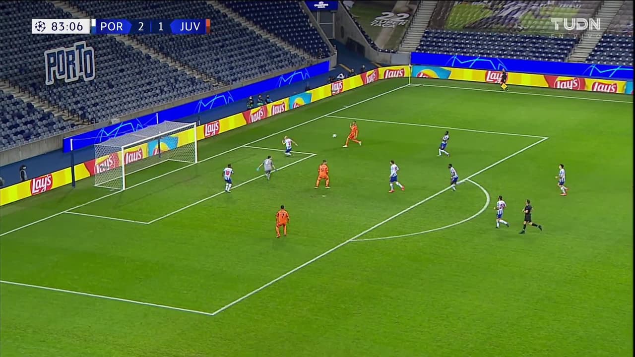 ¡TIRO ATAJADO! disparo por Álvaro Morata.