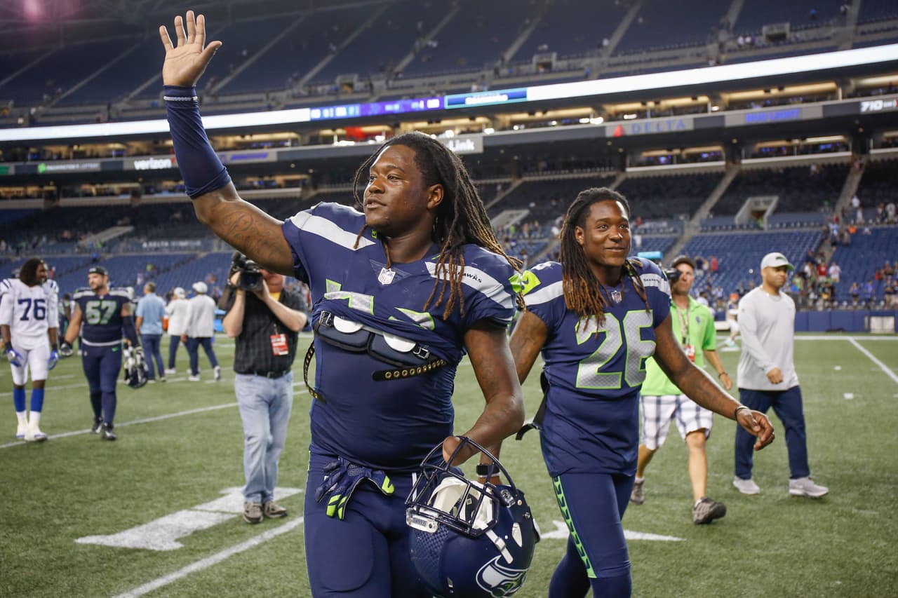 Los Seattle Seahawks anunciaron que el linebacker novato de la Universidad de Central Florida Shaquem Griffin (izq) no solo se queda en el equipo sino que será titular el domingo ante Denver.