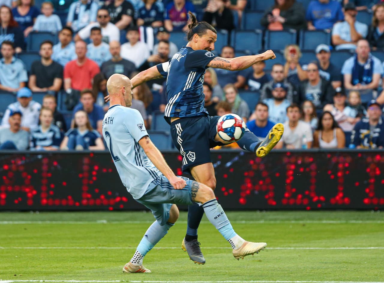 LA Galaxy apeovechó un gol tardío del sueco Zlatan Ibrahimovic (9) para derrotar 2-0 a un Sporting Kansas City que cae estrepitosamente mientras los californianos buscan la parte alta de la Conferencia Oeste de la Major League Soccer.