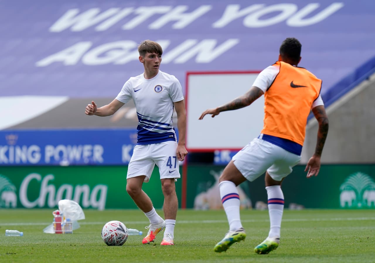 Los jugadores del Chelsea calientan en el King Power previo al choque con el Leicester.