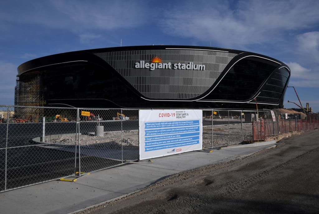 El Allegiant Stadium, nueva casa de Las Vegas Raiders, recibe los últimos detalles para ser estrenado la siguiente temporada de la NFL.