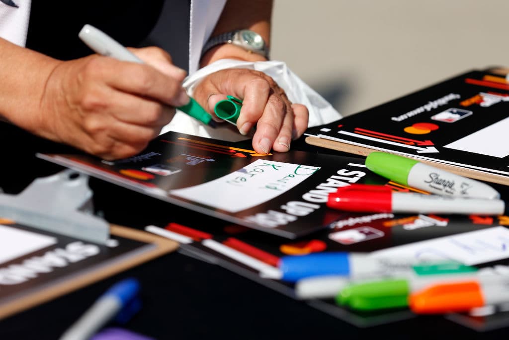 Los cartelones de la campaña 
<i>Stand Up to Cancer</i> que se muestran durante los eventos más importantes de las Ligas Mayores, como el All-Star Game y la Serie Mundial. Los aficionados anotan el nombre de un ser querido, familiar o amigo que sufre de cáncer o que murió a causa de esta enfermedad.