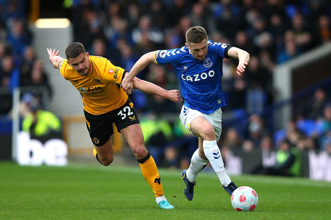 Wolves se acerca a zona de competiciones de Europa con triunfo sobre Everton de visitante; Raúl Jiménez fue titular y provocó una expulsión.