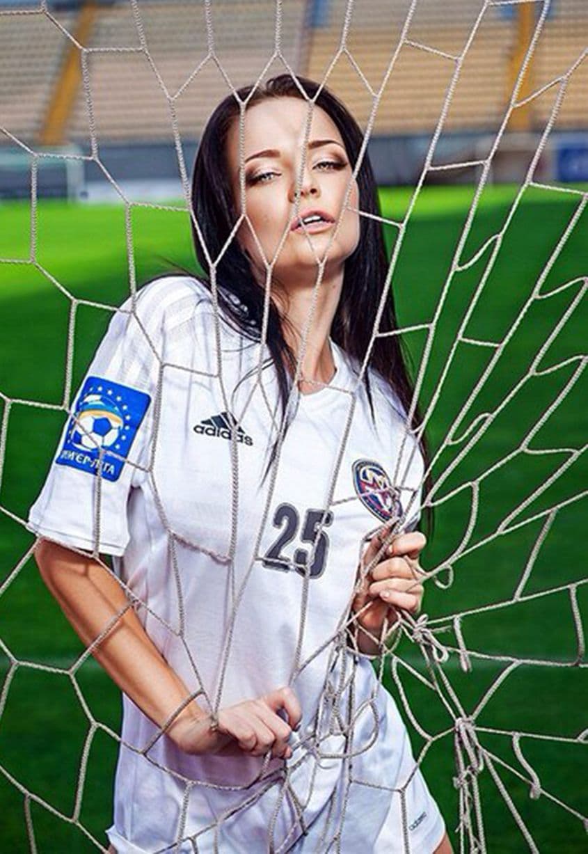 La modelo ucraniana Angelina Petrova, decidió ayudar a su equipo, el FC Metalurg Zaporizhia, de la crisis económica por la que atraviesa con unas fotografías en poca ropa que se han vendido entre los aficionados.