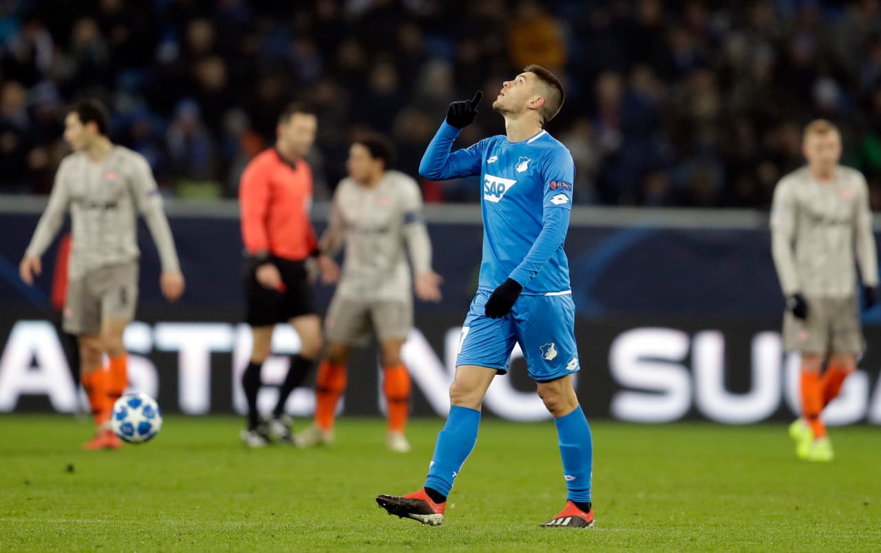Sin embargo, el Hoffenheim mostró orgullo y a los 17 minutos el croata Andrej Kramaric, con un golazo, con tiro bombeado encima del portero, puso el 2-1, dándole algo de esperanza a los suyos.