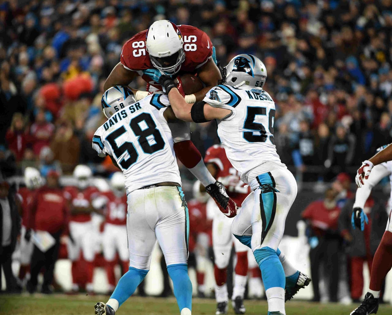 Thomas Davis fue operado del brazo y espera jugar el Super Bowl 50