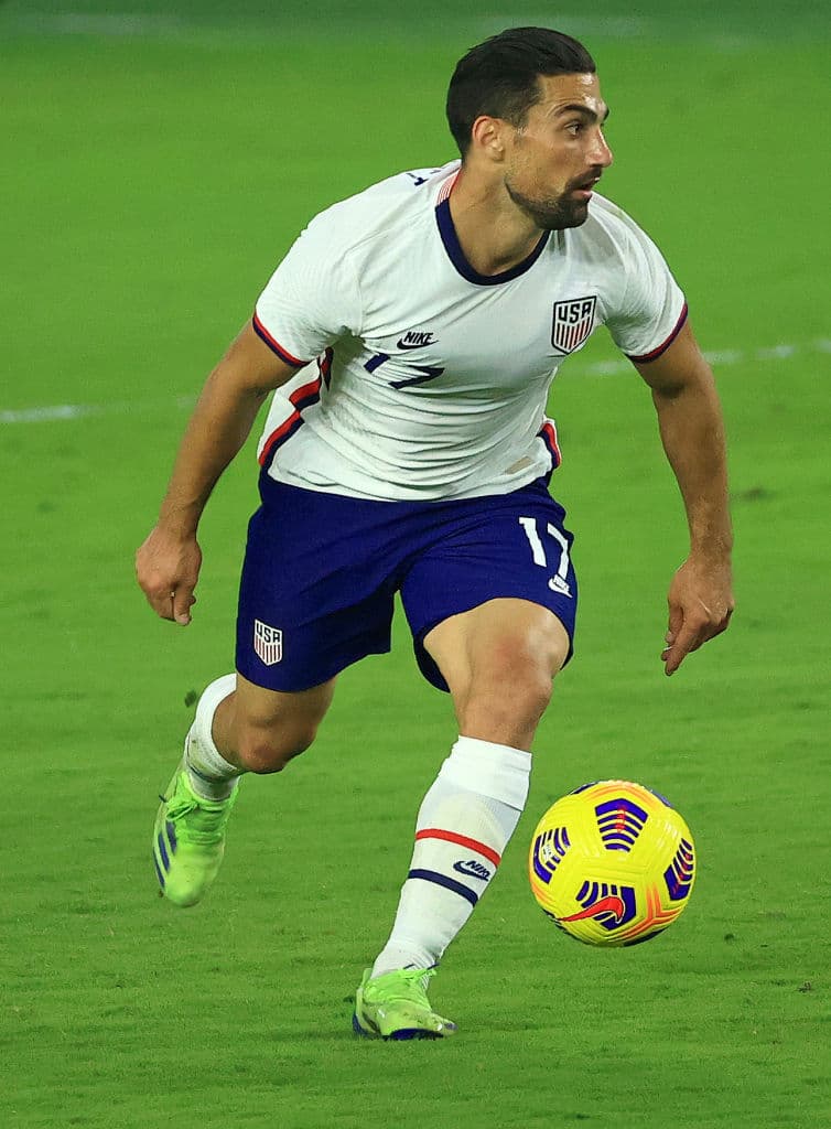 "Sé que se siente como si nunca pudiera participar plenamente en todas las festividades debido al entrenamiento o los juegos, pero sé que siempre me estoy divirtiendo cuando estoy a tu lado”, compartió el futbolista en redes sociales.