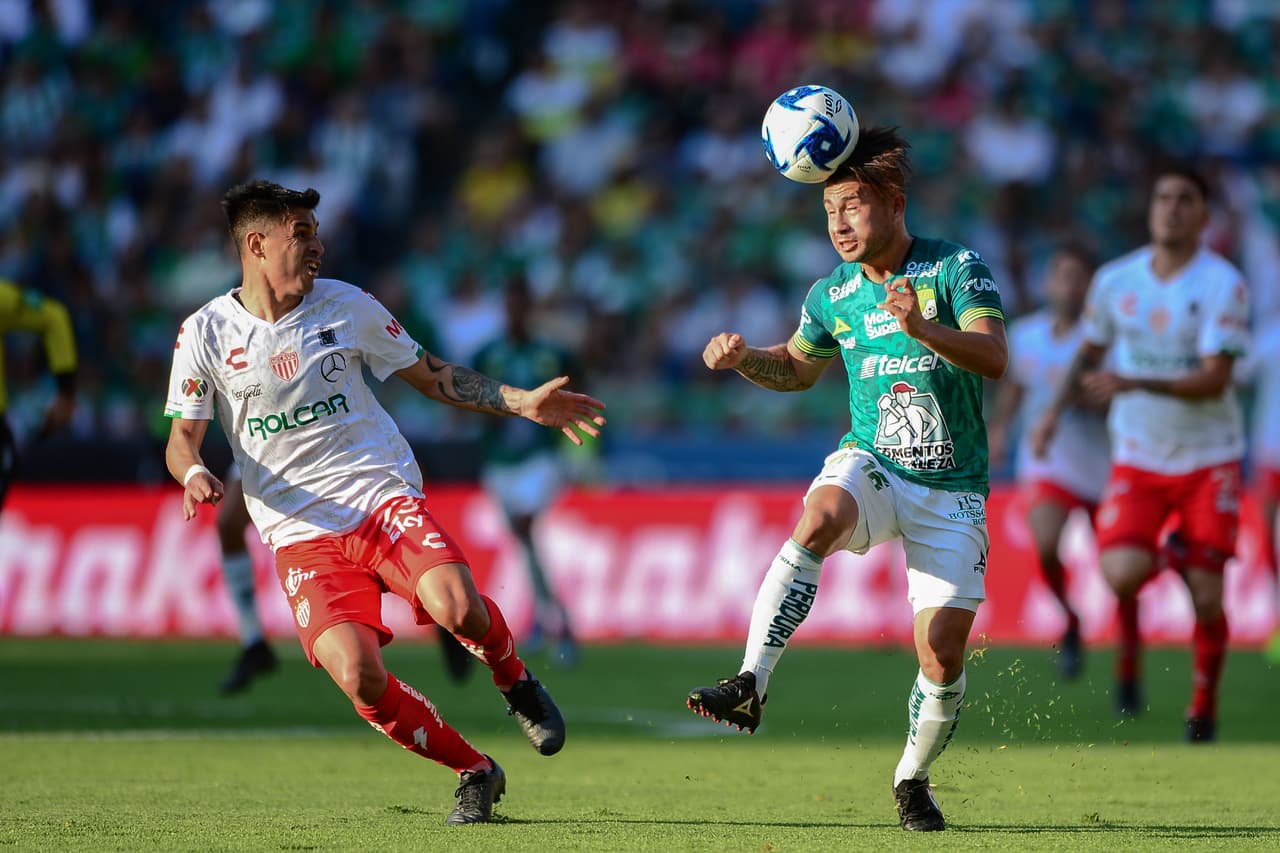 Jean Meneses ve mal parada a la defensa de Necaxa y le flitra el balón con la cabeza a su compañero Ismael Sosa.