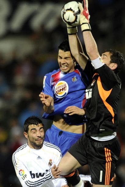 Iker Casillas no tuvo un partido fácil, una salida desafortunada le dio un gol a los 'azulones'.