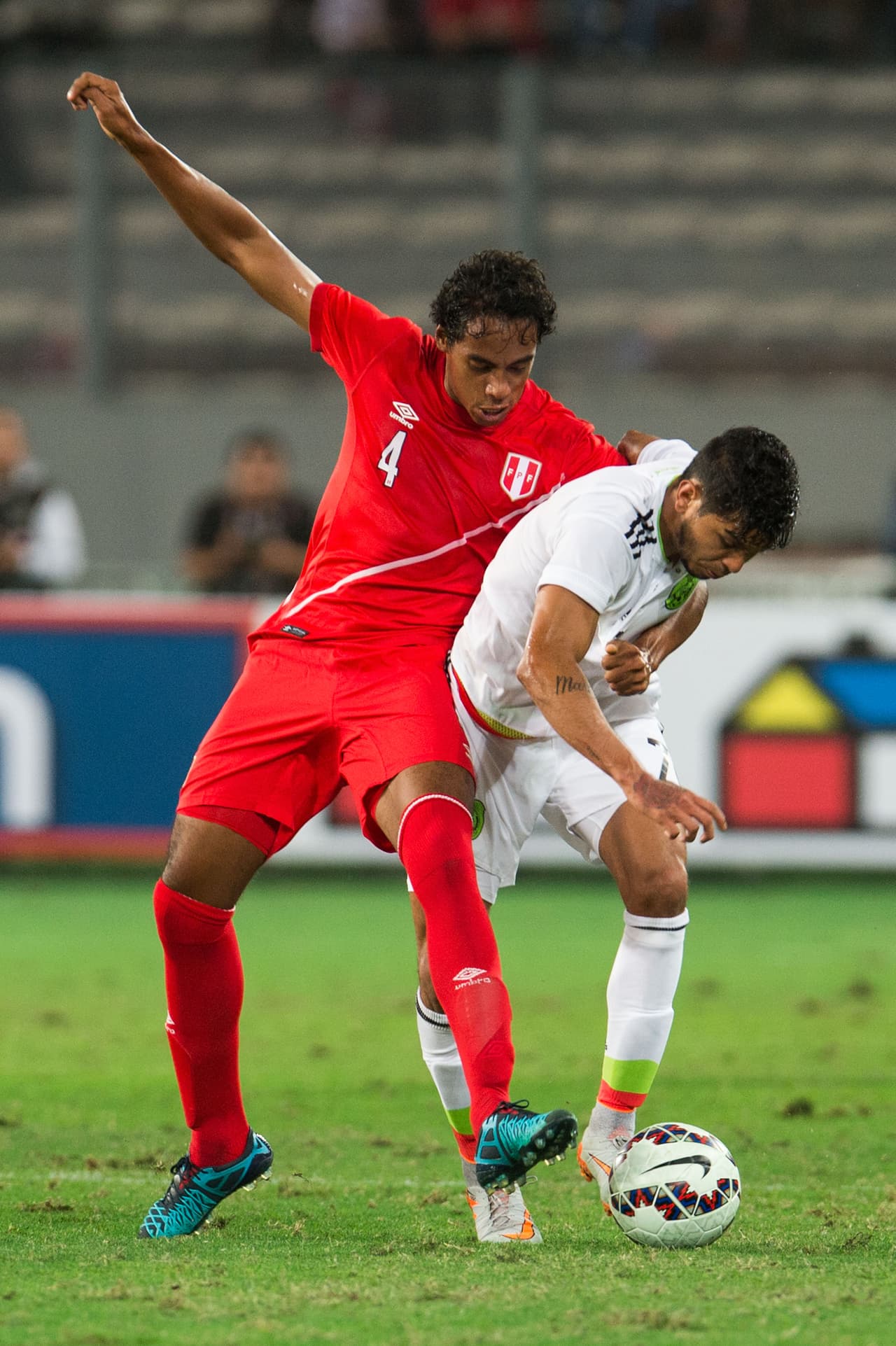 Los cambios de Perú no fueron efectivos, uno de ellos fue Requena, quien se hizo expulsar tontamente y dejó a su equipo con 10 hombres. También una falta de él provocó el gol mexicano.