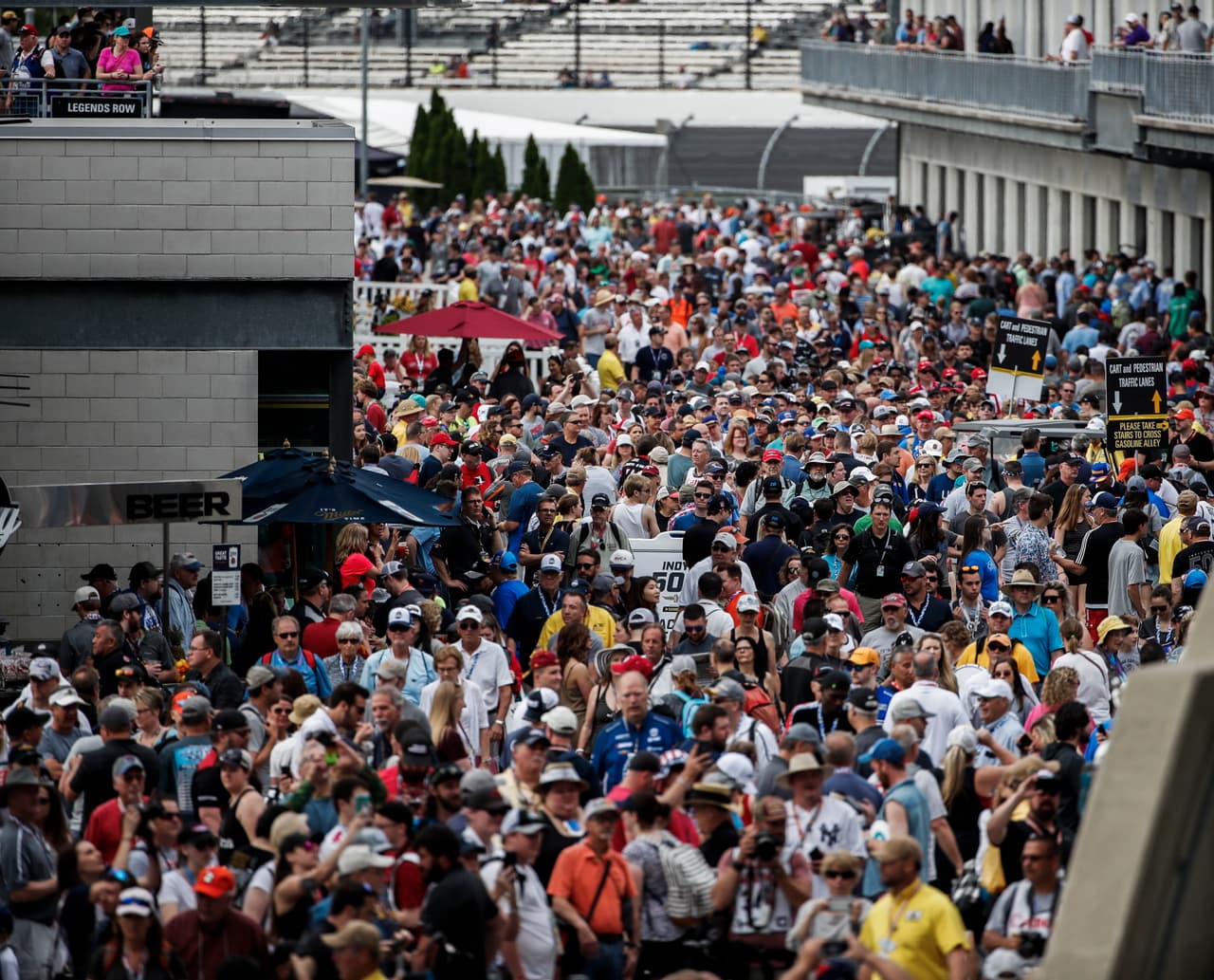 Celebridades como Matt Damon y Christian Bale fueron parte de la multitud de fanáticos que prendieron la fiesta de la Indy 500, competencia de la Indycar Series que vive su edición 103, siendo la de más historia en los deportes a motor.