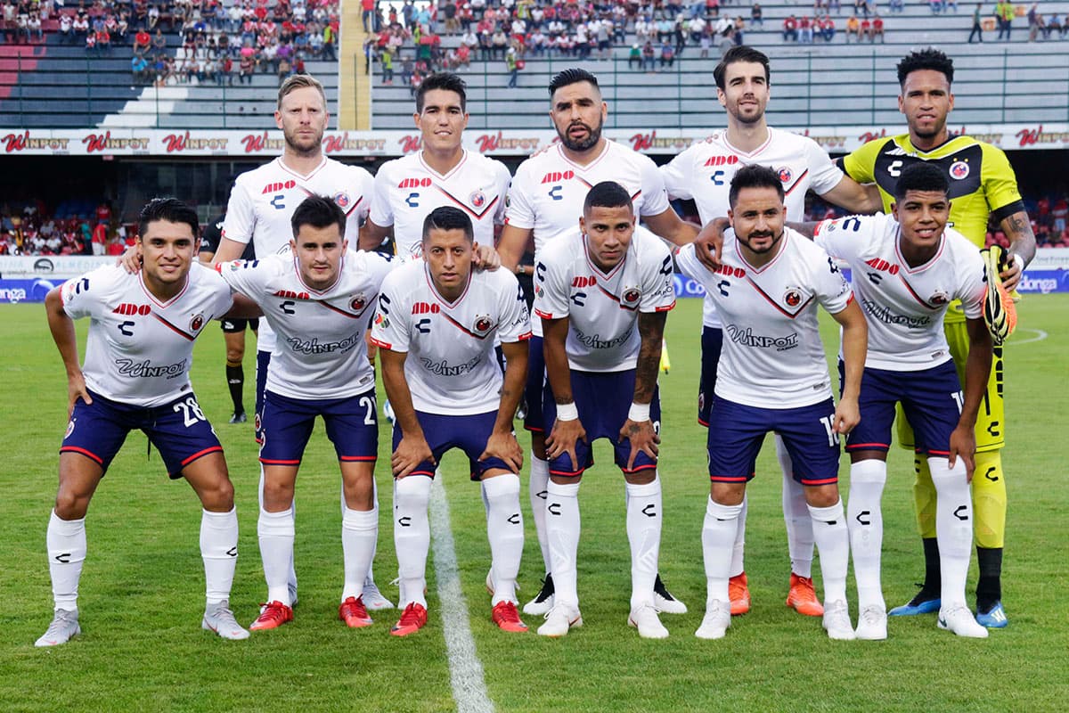 Los jugadores del Veracruz posan antes del inicio del juego.