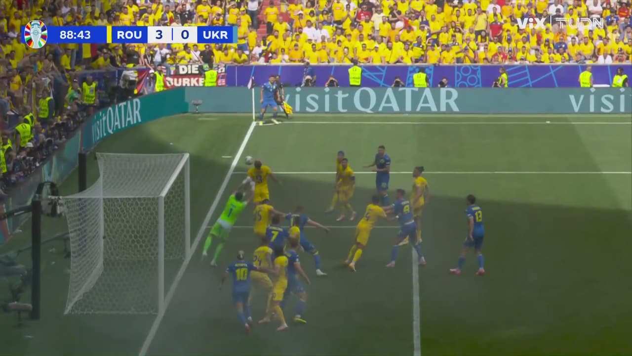 ¡Rumania cerca del autogol con una peinada de George Puscas!