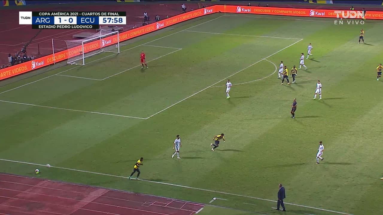 ¡TIRO ATAJADO! disparo por Enner Valencia.