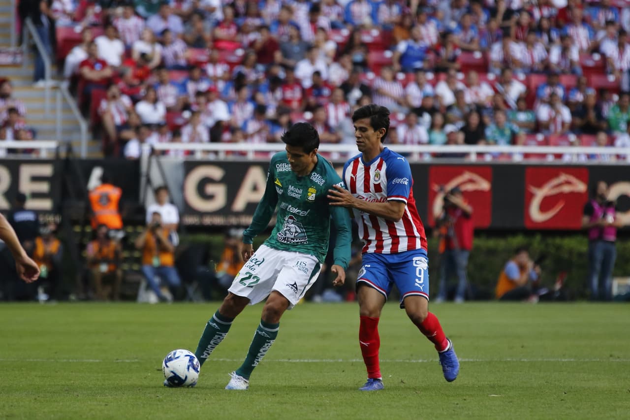 Chivas recupera el buen momento tras vencer con autoridad 2-0 a León y apunta al Clásico Tapatío ante Atlas.