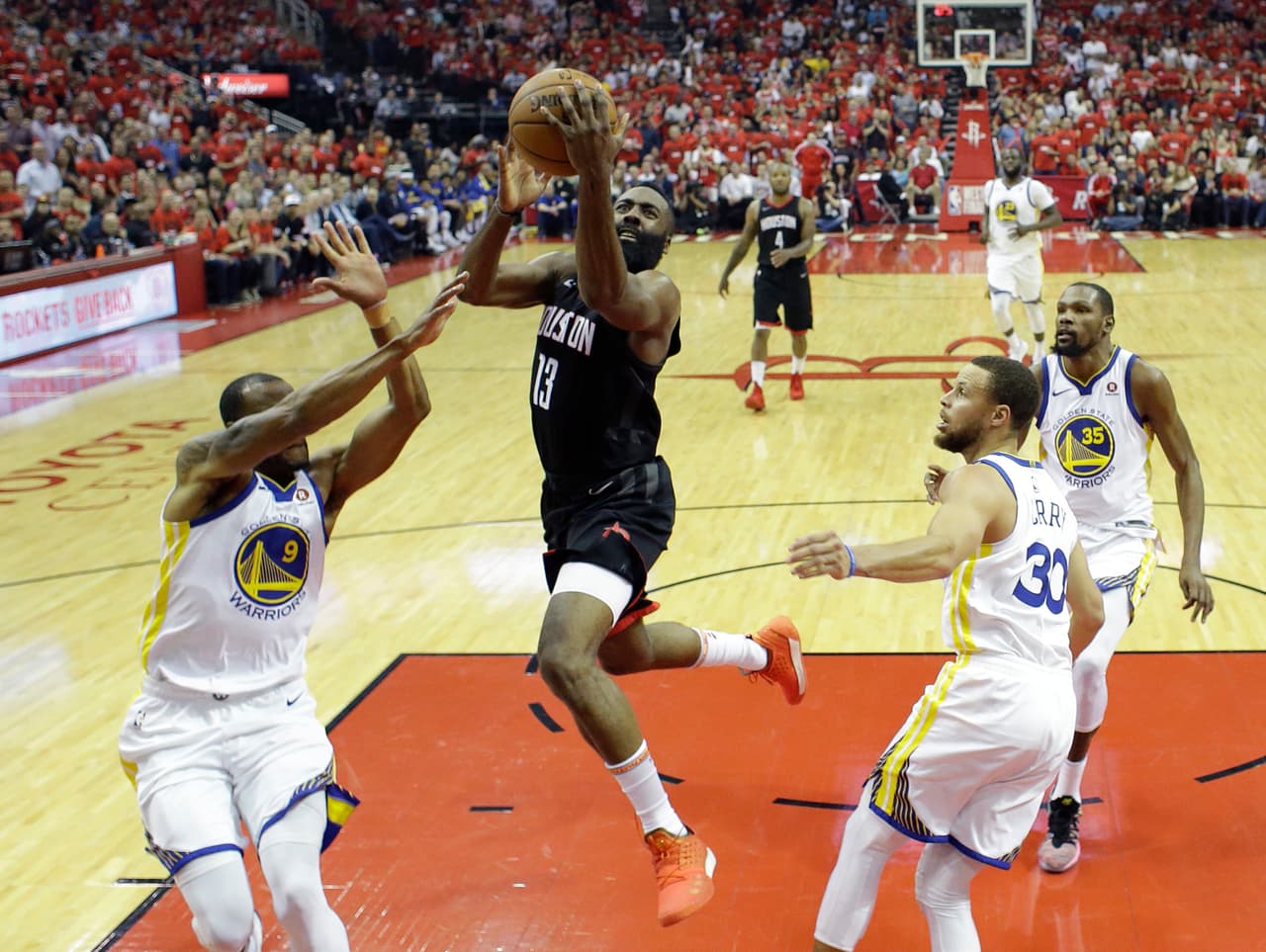 Houston Rockets derrotó 127-105 a Golden State Warriors en una muestra de clara superioridad en su segundo partido de local para igualar la serie 1-1 en la final de la Conferencia Oeste de la NBA.
