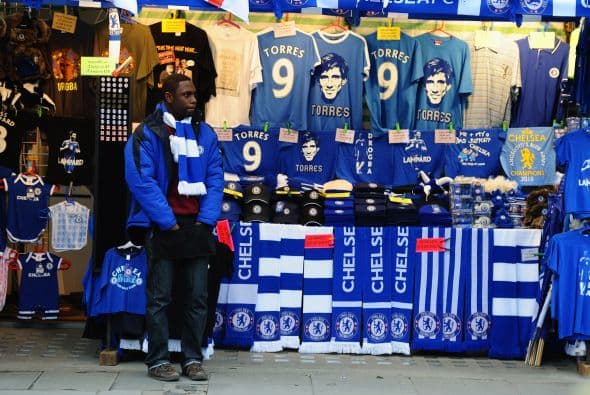 A las afueras del estadio se podían ver diversos productos con el rostro y el '9' del 'Niño'.